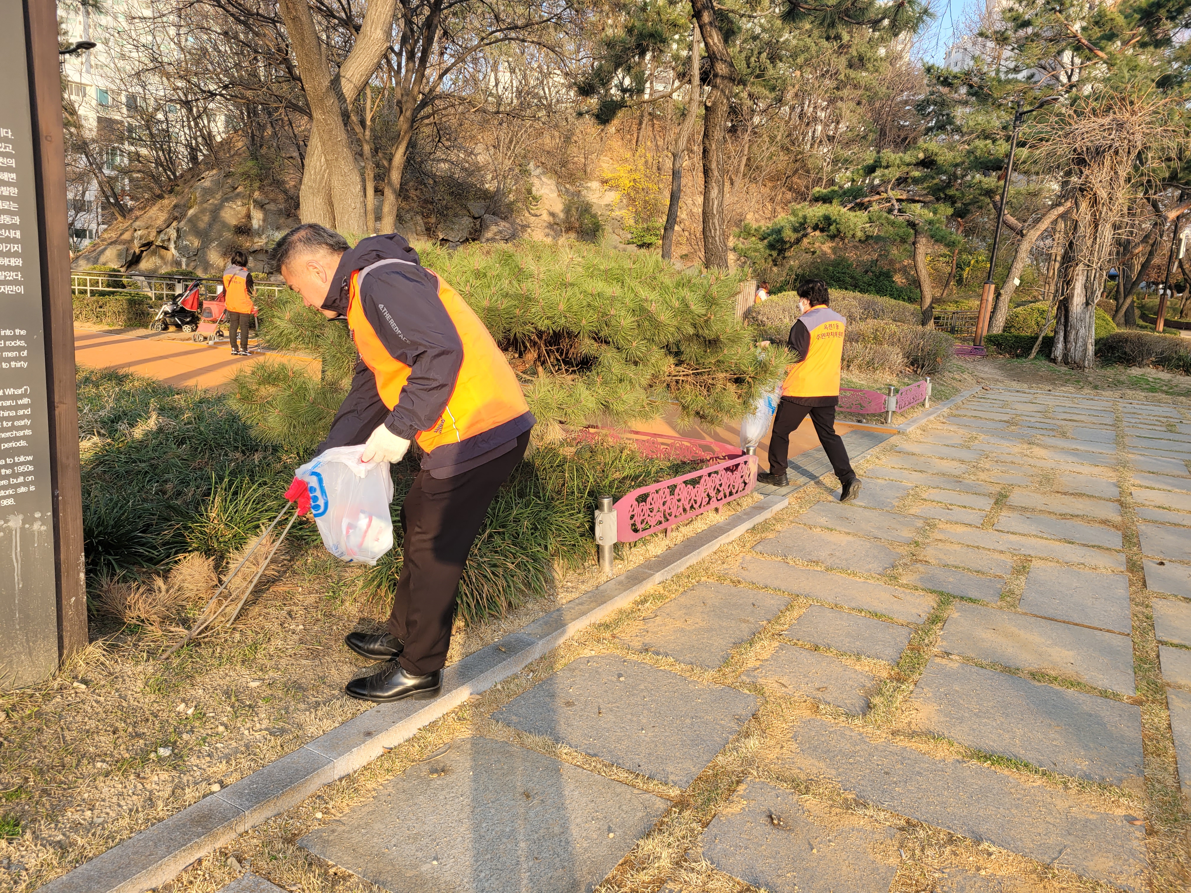 연수구 옥련1동 주민자치회는 지난 8일 깨끗한 지역사회 환경 조성을 위한 환경정화 캠페인을 진행했다